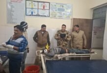 बाइक अनियंत्रित होकर फिसलने से दो युवक हुए गंभीर घायल, जिला अस्पताल में उपचार जारी