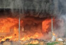अज्ञात कारणों के चलते तस्वीर बनाने वाली फैक्ट्री में लगी भीषण आग,लाखों का हुआ नुकसान
