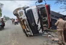 बदरपुर खलाते समय डंपर अनियंत्रित होकर पलटा,हादसा टला