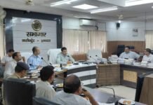 कलेक्ट्रेट सभागार में आयोजित बैठक में जिलाधिकारी अतुल वत्स में सीबीएसई विद्यालयों के प्रबंधकों और प्रधानाचार्य को फीस,किताबें और यूनिफॉर्म को लेकर दिए सख्त निर्देश