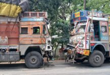 दो ट्रकों की हुई जोरदार भिड़ंत, बड़ा हादसा टला