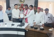 समाजवादी पार्टी के कार्यकर्ताओं ने विभिन्न मांगों को लेकर जिलाधिकारी अतुल वत्स को सौंपा ज्ञापन