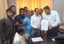 उत्तर प्रदेशीय सफाई मजदूर संघ के बैनर तले सफाई कर्मचारियों ने नगर पालिका अधिशासी अधिकारी को सौंपा ज्ञापन