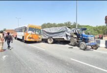 सड़क पर खड़े ट्रेक्टर ट्रॉली से टकराई रोडवेज बस,बस के पीछे चल रही बलेनो कार भी हुई क्षतिग्रस्त, दो लोग हुए घायल