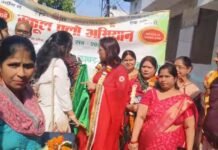 स्कूल चलो अभियान के तहत पालिकाध्यक्ष स्वेता चौधरी ने हरी झंडी दिखाकर रैली को किया रवाना