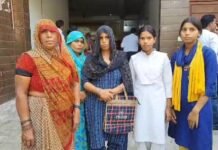 मारपीट की शिकार महिला दो बेटियों के साथ पहुँची सांसद कार्यालय, न्याय की लगाई गुहार