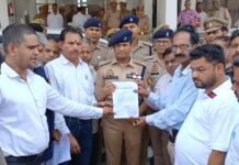 पत्रकार सोनू शर्मा की हत्या को लेकर बड़ी संख्या में एसपी ऑफिस पहुँचे पत्रकार, कड़ी कार्यवाई की मांग को लेकर एसपी को सौंपा ज्ञापन