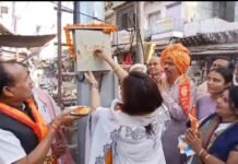 नगर पालिका अध्यक्ष श्वेता चौधरी सराफा बाजार के मुख्य चौराहे पर हाई मास्क लाइट का किया शुभारंभ