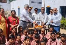 आशा भोंसले के निधन पर सासनी विद्यापीठ में शोक सभा हुई आयोजित, प्रधानाचार्य सहित स्टाफ ने दी श्रद्धांजलि