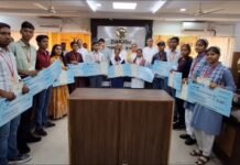 हाथरस में उत्कृष्ट प्रदर्शन करने वाले मेधावी छात्र-छात्राओं का हुआ सम्मान, मिले 21-21 हज़ार रुपये व प्रशस्ति पत्र