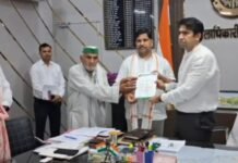 किसानों की विभिन्न समस्याओं के समाधान की मांग को लेकर भाकियू (चौधरी चरण सिंह) के बैनर तले किसानों ने जिला मुख्यालय पर प्रदर्शन कर डीएम को सौंपा ज्ञापन
