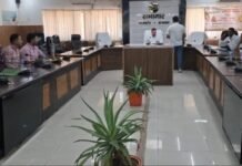 कलेक्ट्रेट सभागार में मक्का खरीद को लेकर एडीएम प्रशांत तिवारी ने की बैठक