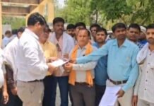संविदा पर काम कर रहे ग्राम रोजगार सेवकों ने विभिन्न मांगों को लेकर मुख्यमंत्री के नाम सौंपा ज्ञापन