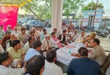 आगामी त्यौहार मोहर्रम को शांतिपूर्ण और सौहार्दपूर्ण माहौल में संपन्न करने के उद्देश्य से सिकंदराराऊ थाने में मुस्लिम धर्म गुरुओं और गणमान्य नागरिकों के साथ पीस कमेटी की बैठक की गई आयोजित