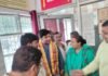 हाथरस जंक्शन स्थित पासपोर्ट सेवा केंद्र में सुप्रसिद्ध कथा वाचक इंद्रेश उपाध्याय जी महाराज पासपोर्ट के नवीनीकरण के लिए पहुंचे, सदर विधायक अंजुला माहौर व पूर्व जिला अध्यक्ष गौरव आर्य ने किया स्वागत