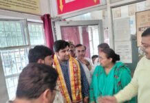हाथरस जंक्शन स्थित पासपोर्ट सेवा केंद्र में सुप्रसिद्ध कथा वाचक इंद्रेश उपाध्याय जी महाराज पासपोर्ट के नवीनीकरण के लिए पहुंचे, सदर विधायक अंजुला माहौर व पूर्व जिला अध्यक्ष गौरव आर्य ने किया स्वागत