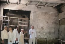 बिसाबर अग्निकांड पीड़ित परिवार से मिले कोंग्रेस जिलाध्यक्ष विवेक उपाध्याय,प्रशासन से सहायता की मांग