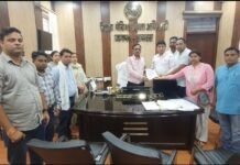 शिक्षक भर्ती में रिक्त पदों,चयनित अभ्यर्थियों और लंबित मामलों की जानकारी प्राप्त करने की मांग को लेकर बीटीसी प्रशिक्षित अभ्यर्थियों ने बीएसए को सौंपा ज्ञापन