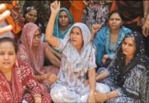 हार्डवेयर कारोबारी सुनील हत्याकांड को लेकर मृतक के परिजनों व ग्रामीणों ने कलेक्ट्रेट पहुंच कर किया प्रदर्शन,आरोपियों के खिलाफ कड़ी कार्यवाही की मांग