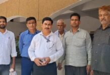 धर्मशाला पर कब्जा करने का लगाया आरोप, ग्रामीणों ने डीएम से लगाई न्याय की गुहार