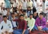 बिजली संविदा कर्मियों का धरना प्रदर्शन दूसरे दिन भी जारी,सरकार के खिलाफ की नारेबाजी