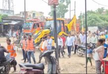 कांवड़ यात्रा को लेकर सिकंदराराऊ में नगर पालिका ने चलाया अतिक्रमण हटाओ अभियान