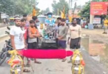 हरिद्वार से 61 लीटर गंगाजल लेकर निकली “चश्मे वाले महादेव”की अनोखी कांवड़ यात्रा, कार पर विराजमान चश्मे वाले महादेव की झांकी बनी आकर्षण का केंद्र