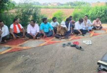 सड़क औऱ बिजली की समस्याओं को लेकर भाकियू टिकैत का अनिश्चितकालीन धरना हुआ शुरू,किसानों में रोष