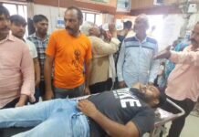 पुरानी रंजिश और खेत में पानी छोड़ने को लेकर गांव के लोगों ने पति पत्नी से की मारपीट, पुलिस मामले की जांच में जुटी