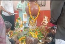 सावन के पहले सोमवार पर शिवालयों पर उमड़ी भक्तों की भीड़,हर हर महादेव के जयकारों से माहौल हुआ भक्तिमय