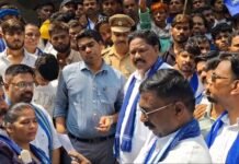 चंद्रशेखर आजाद के काफिले पर पथराव के विरोध में आजाद समाज पार्टी का प्रदर्शन,कलेक्ट्रेट पहुंचकर राष्ट्रपति के नाम सोपे ज्ञापन