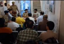 कोतवाली हाथरस गेट परिसर में थाना समाधान दिवस का हुआ आयोजन, डीएम-एसपी ने सुनी फरियादियों की समस्याएं