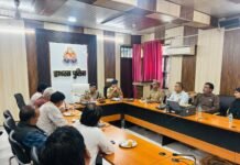 दीपावली से पहले हाथरस पुलिस अलर्ट, व्यापारियों के साथ बैठक कर सुरक्षा और यातायात पर मंथन