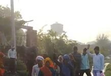 सासनी के गांव नगला सिंह में जर्जर सड़क और जलभराव से त्रस्त ग्रामीणों का फूटा गुस्सा, किया प्रदर्शन