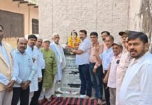 हाथरस में कांग्रेसजनों ने इंदिरा गांधी की पुण्यतिथि और सरदार पटेल की जयंती पर किया नमन