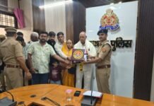 हाथरस में तीन पुलिसकर्मी हुए सेवानिवृत्त, सीओ नगर ने समारोह आयोजित कर दी भावभीनी विदाई