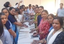 हाथरस बागला कॉलेज में मेहंदी प्रतियोगिता आयोजित, छात्राओं ने दिखाई कलात्मक प्रतिभा