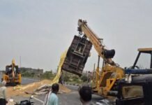 धान से भरे ट्रैक्टर ट्रॉली को पीछे से बस ने मारी टक्कर,दो बच्चे घायल