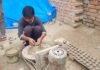 चाइनीज झालरों ने छीनी कुम्हारों की चमक, मिट्टी के दीपक बनाने वाले कारीगरों को बाजार से उम्मीद