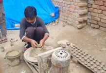 चाइनीज झालरों ने छीनी कुम्हारों की चमक, मिट्टी के दीपक बनाने वाले कारीगरों को बाजार से उम्मीद